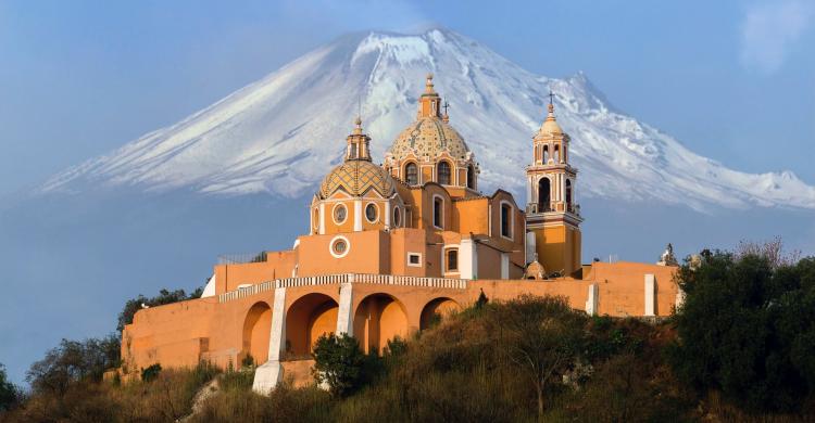 Iglesia de Nuestra Señora de los Remedios en Cholula con el Volcán Popocatépetl detrás