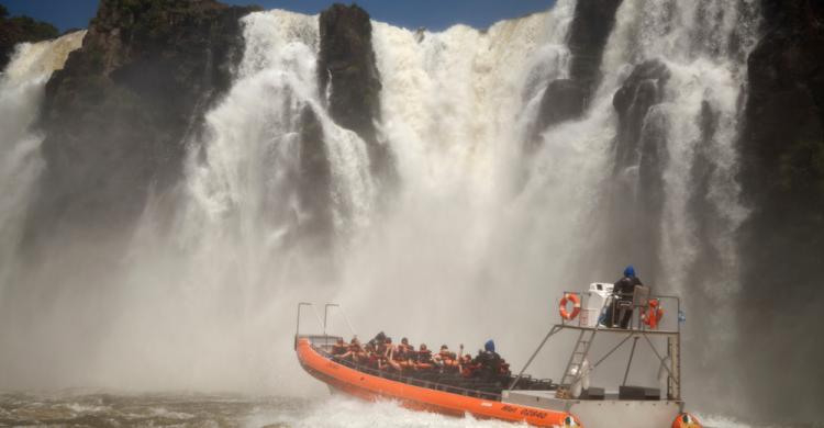 Travesía en barco al corazón de las cataratas