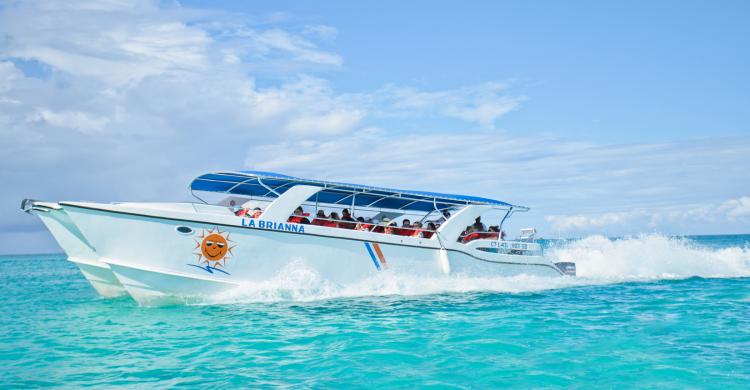 Barco en el mar Caribe, camino a isla Saona