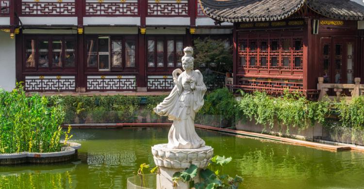 Estátua típica femenina en el Jardín Yu Yuan