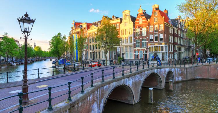 Puente sobre el canal en el barrio de Jordaan