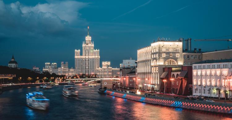 Edificio Kotelnicheskaya y Río Moscova