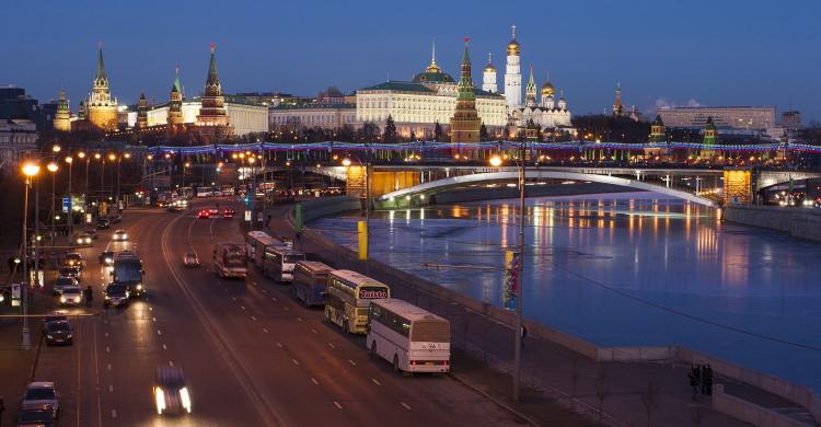 Kremlin y río Moscova iluminados