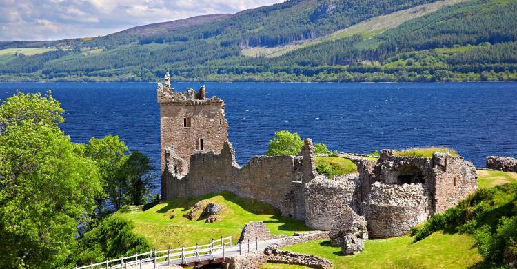 Lago Ness y el Castillo de Urquhart