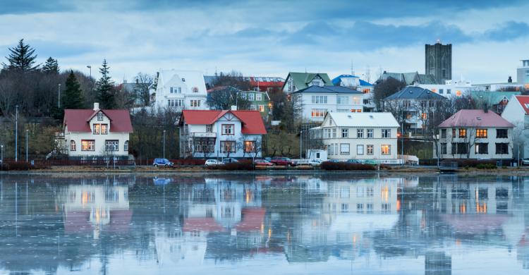 Reflejo de las casas en el lago Reikiavik