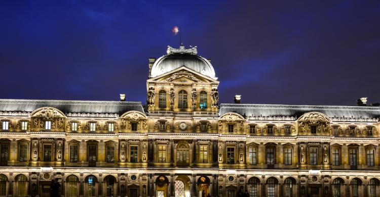 Museo del Louvre de noche