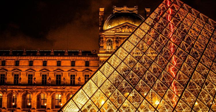 Museo del Louvre de noche