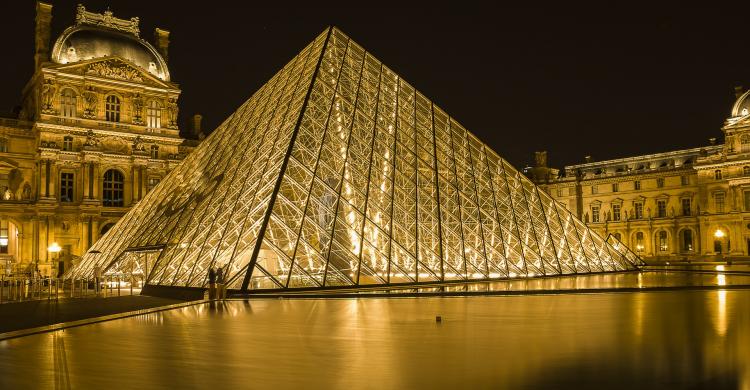 Museo del Louvre de noche 