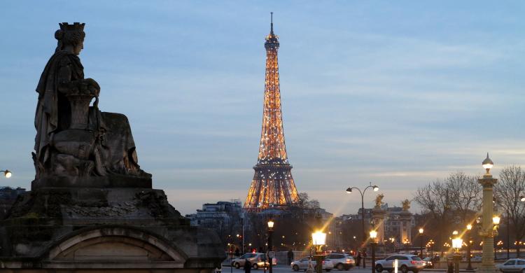 Torre Eiffel de París iluminada