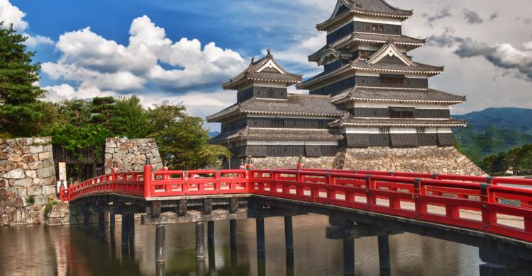 Castillo de Matsumoto con su puente rojo