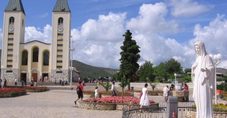 Imagen de la Virgen, a la entrada de la Iglesia