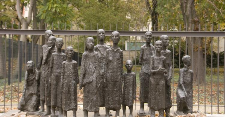 Memorial a los judíos huérfanos