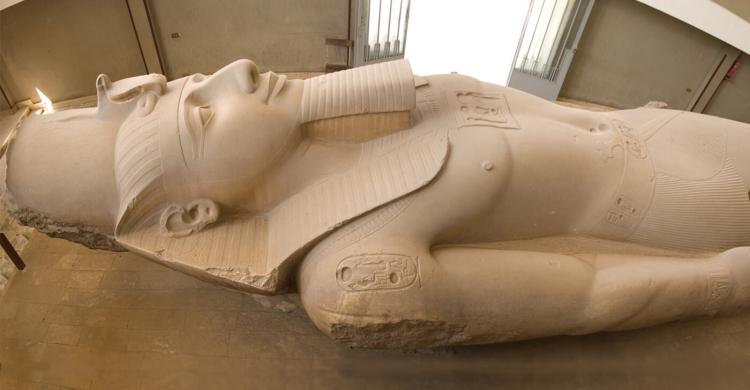 Estatua de Ramsés II en Menfis