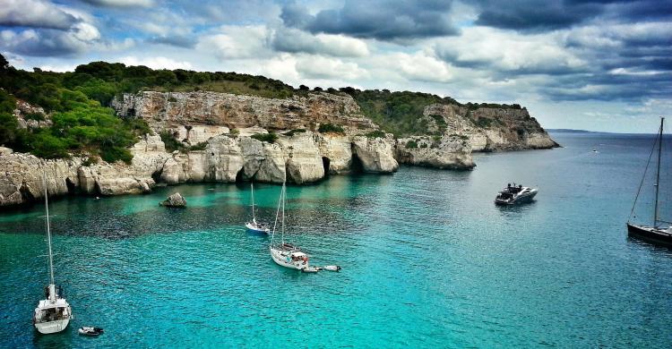 Conociendo calas del norte de Menorca en velero