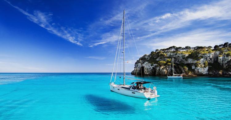 Velero por las calas de Menorca