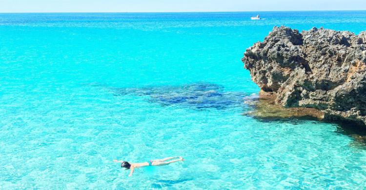 Disfrutando del baño en Cala Turqueta