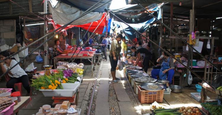 Puestos de comida en el mercado del tren