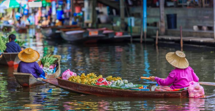 Puestos flotantes en Damnoen Saduak