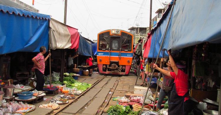 Momento en el que pasa el tren por el mercado de Mae Klong