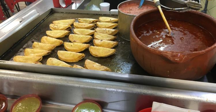 Recorriendo un mercado local para probar lo más tradicional