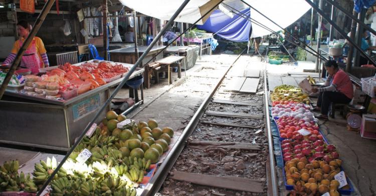 Paradas del mercado sobre las vías del tren