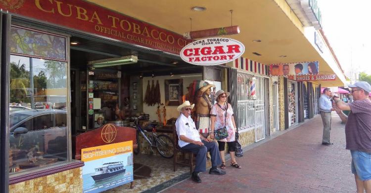 Fábrica de cigarros en Little Havana