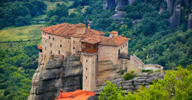 Monasterio en cima de las rocas en Meteora