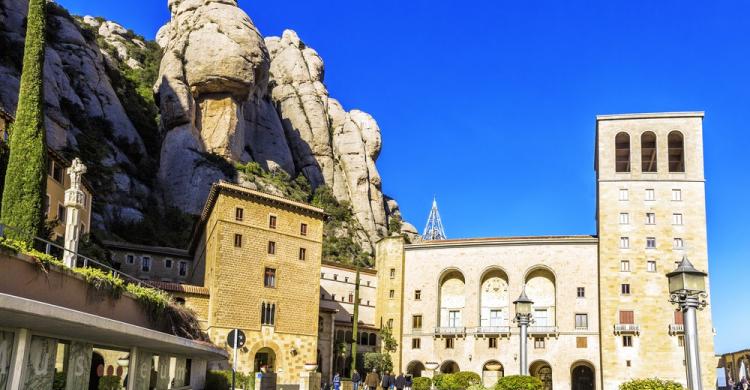 Los edificios que rodean el monasterio