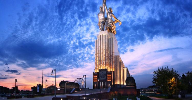 Monumento al "Obrero y koljosiana"