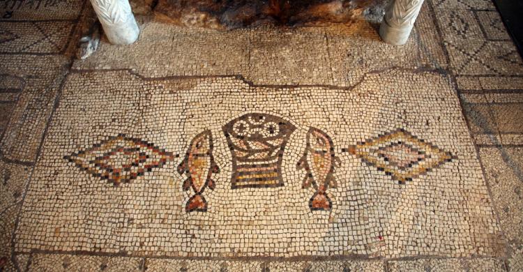 Mosaico de peces en la Iglesia de la Multiplicación