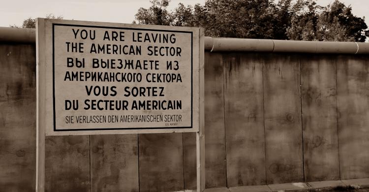 Checkpoint Charlie, uno de los pasos fronterizos del Muro de Berlín en la Guerra Fría