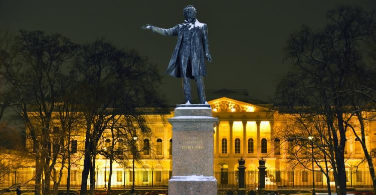 Estatua delante del Museo Alexander Pushkin