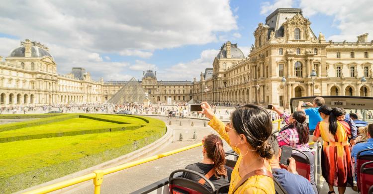 Vistas del Louvre desde el autobús turístico