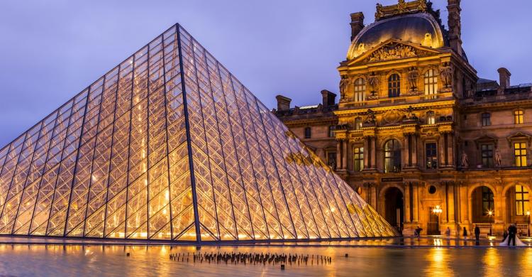 Pirámide del Museo del Louvre