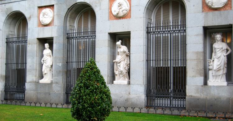 Estatuas en la fachada del Museo de Prado