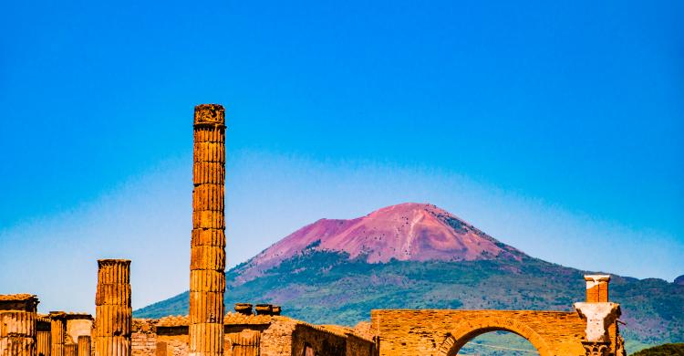 Vistas al Vesubio desde las ruinas de Pompeya 