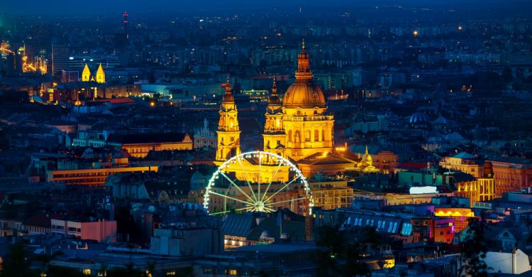 Noria de Budapest iluminada