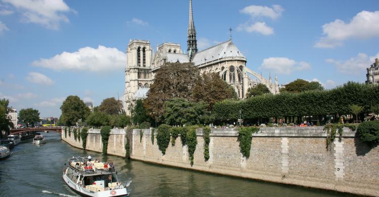 Notre-Dame de París y el río Sena