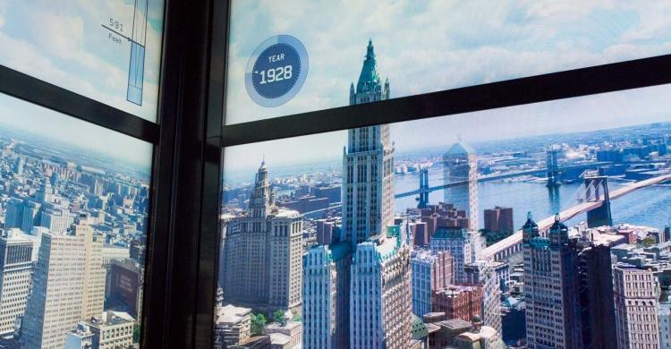 Ventana informativa dentro del One World Observatory