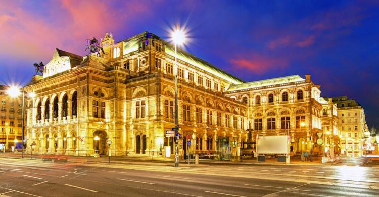 La Ópera de Viena iluminada