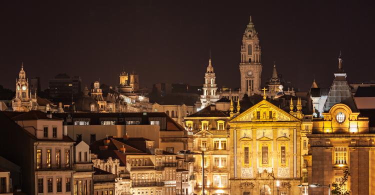 Oporto de noche iluminada