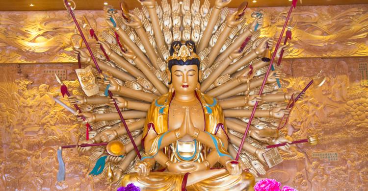 Estatua budista en el interior de la Pagoda
