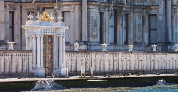 Puerta de entrada al Palacio Beylerbeyi desde el Bósforo