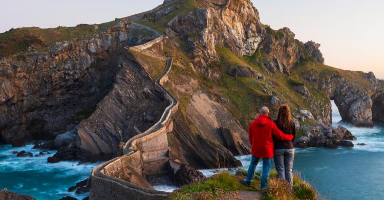 Pareja admirando el paisaje de San Juan de Gaztelugatxe