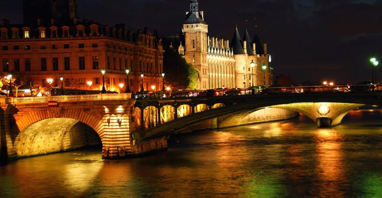 Río Sena y la Conciergerie iluminada