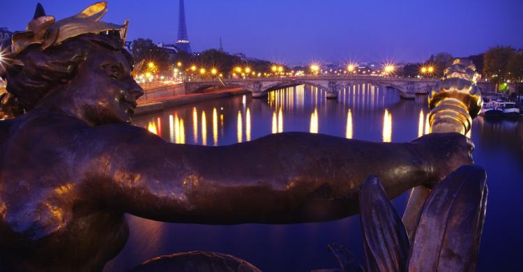París de noche por el río Sena