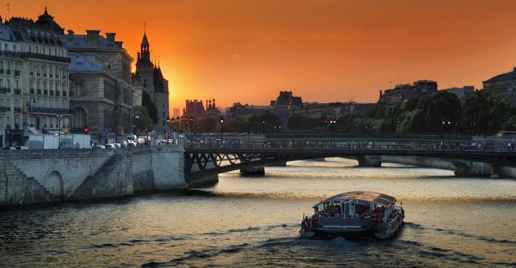 Paseo en bateau mouche al atardecer