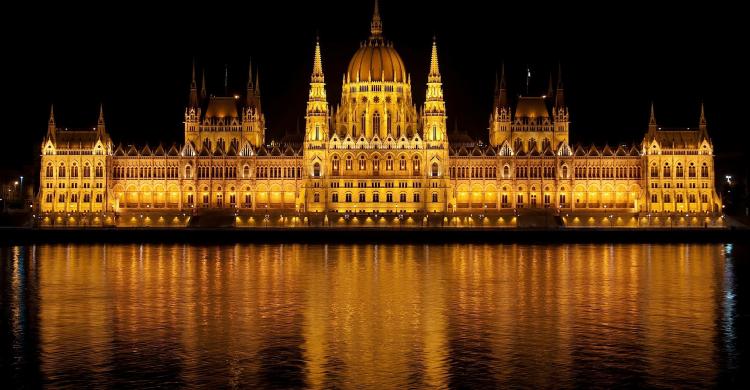 Vistas del Parlamento de Hungría desde el Danubio