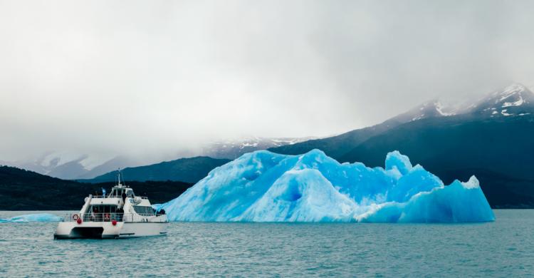 Navegando por las aguas del Lago Argentino