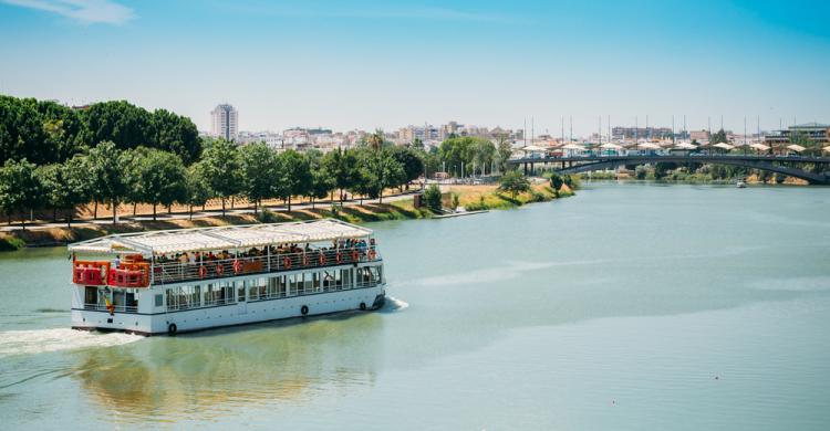 A bordo del barco recorriendo la costa de Sevilla